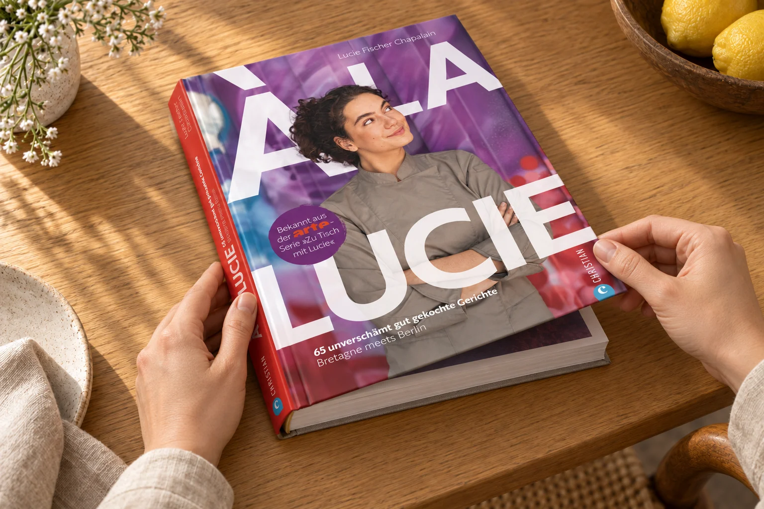 Cover des Kochbuchs À la Lucie – Buchgestaltung von Inga Sineux für den Christian Verlag