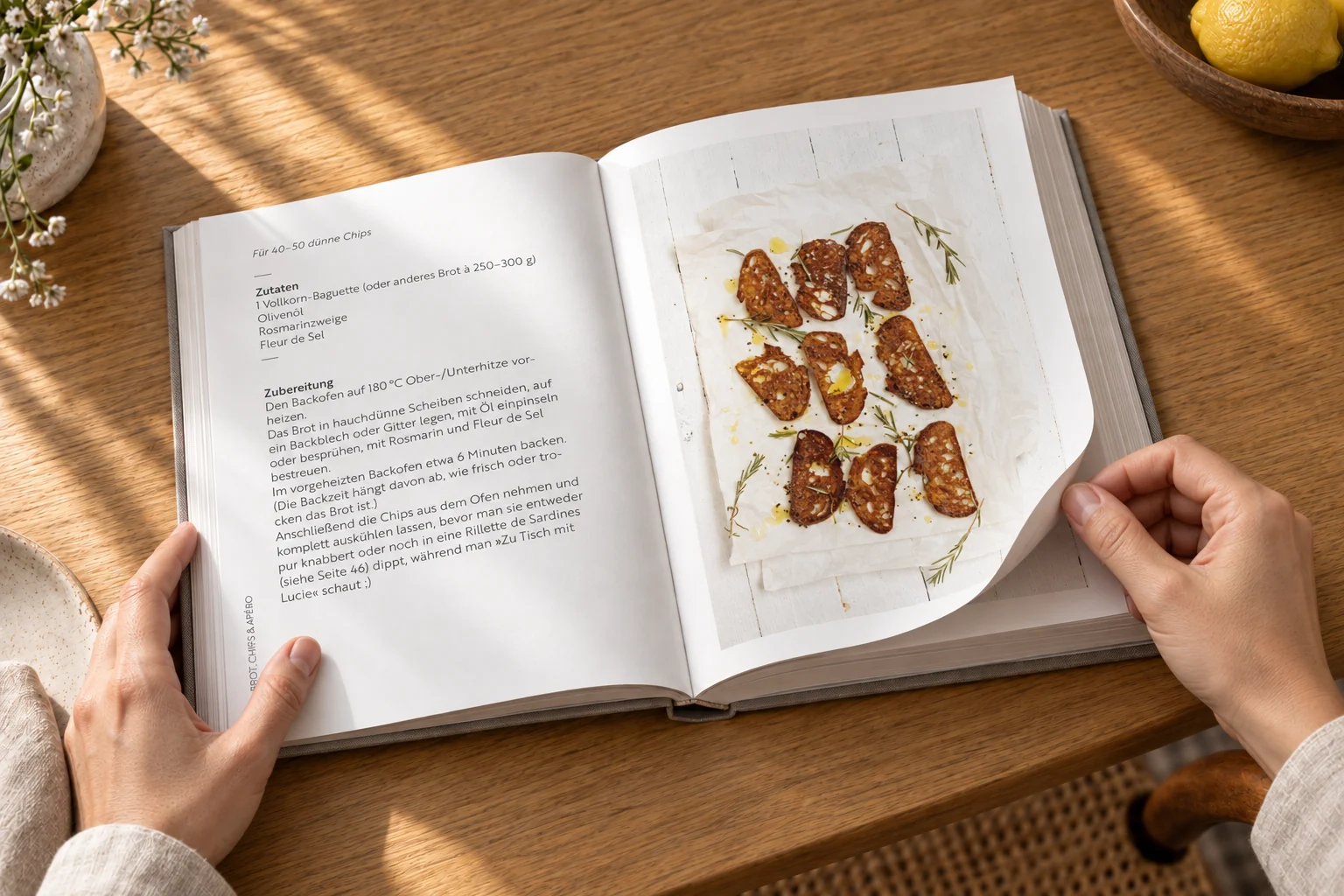 Aufgeschlagene Rezeptseite mit Brotchips beim Umblättern im Kochbuch À la Lucie – Buchgestaltung Inga Sineux