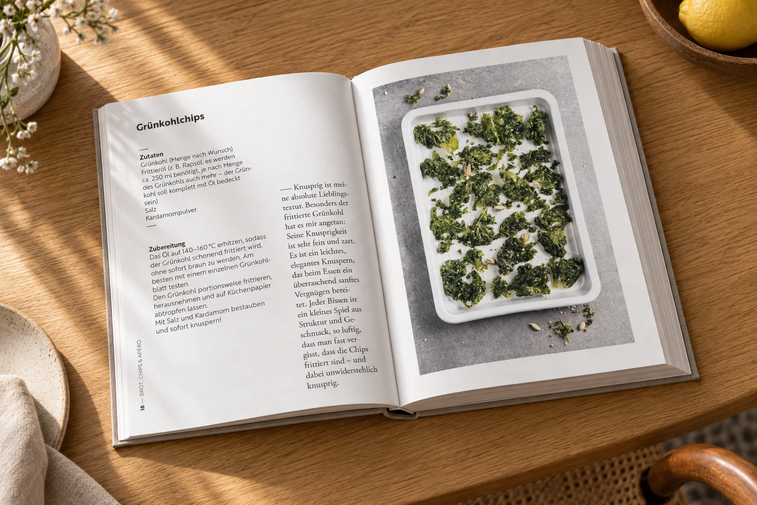Rezept-Doppelseite mit Grünkohlchips im Kochbuch À la Lucie – Buchgestaltung Inga Sineux