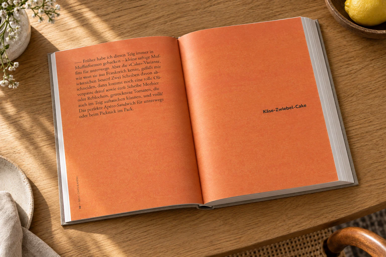 Orange gestalteter Kapitelauftakt zum Käse-Zwiebel-Cake im Kochbuch À la Lucie – Buchgestaltung Inga Sineux