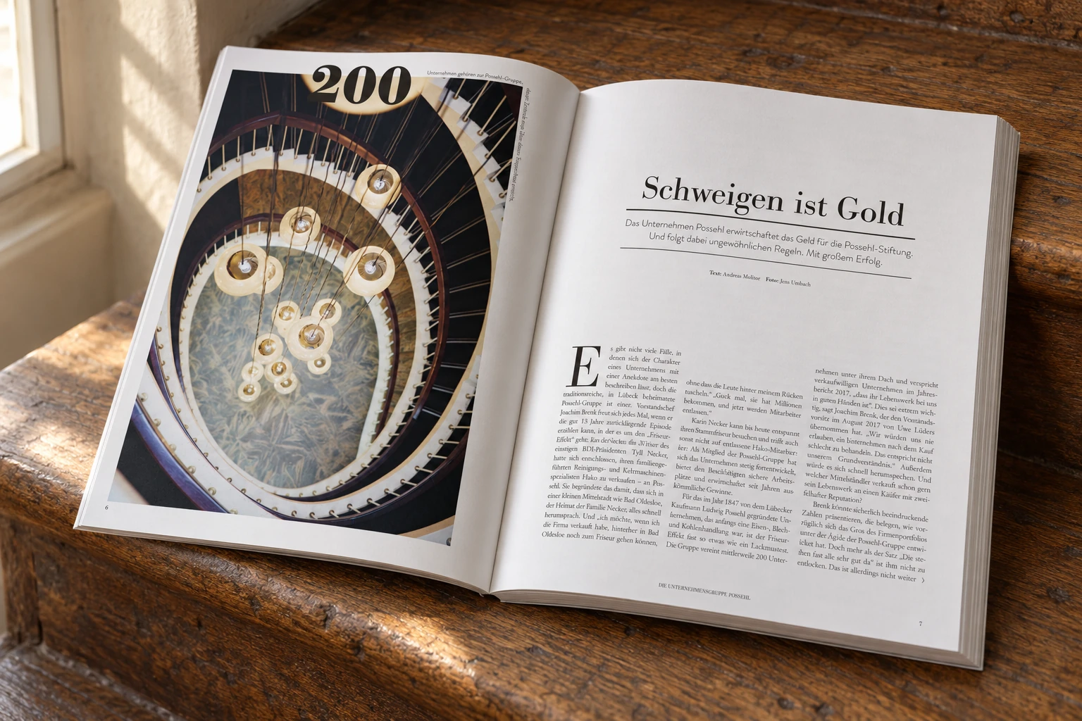 Magazindoppelseite mit Treppenhausfotografie und dem Auftakt Schweigen ist Gold