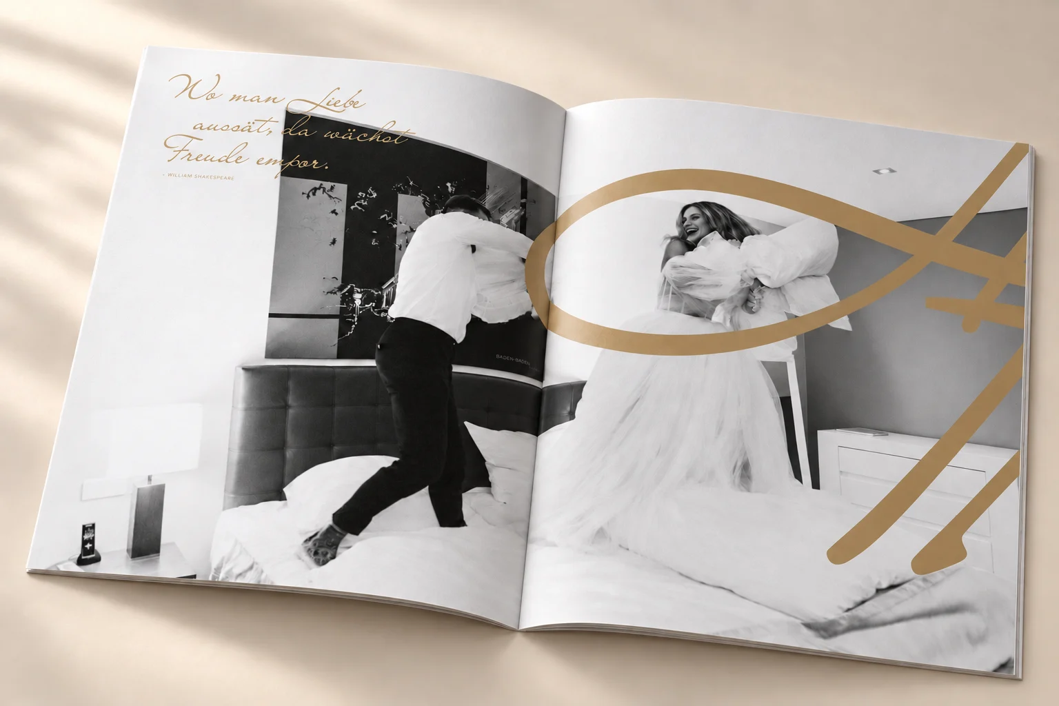 Bildstrecke eines Brautpaars mit goldener Typografie – Hochzeitsbroschüre Hommage Hotels, Gestaltung Inga Sineux für Justfrank
